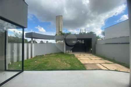Casa à Venda no Condomínio Damha III