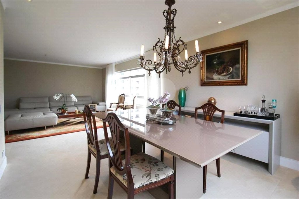 Apartamento para venda em Moema com 185m², 3 dormitórios sendo 1 suíte e 1 vaga