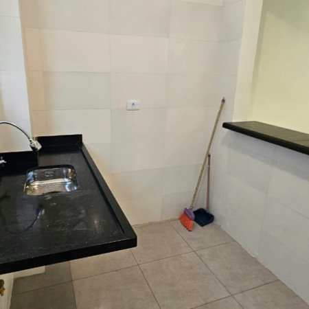 Apartamento de 01 Dormitório na Vila Caiçara — 200 m do Mar
