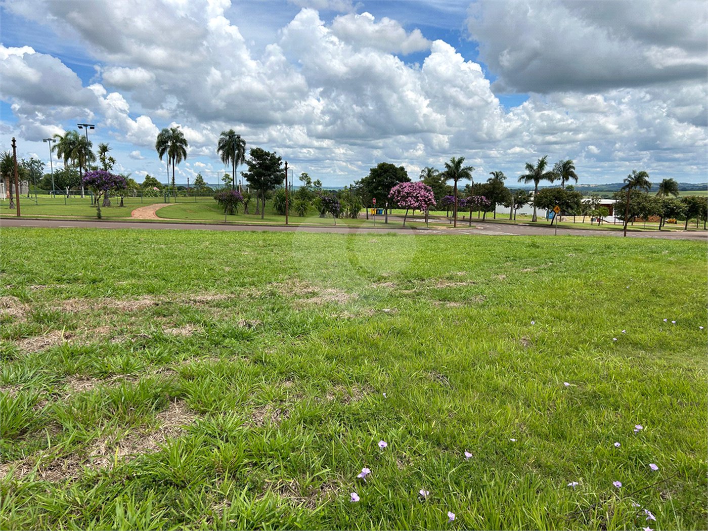 Terreno no condomínio Damha Golf em frente área de lazer com 1.404,40 m²