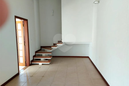 Casa charmosa e elegante localizada no deslumbrante Condomínio Villagio Capriccio Louveira SP