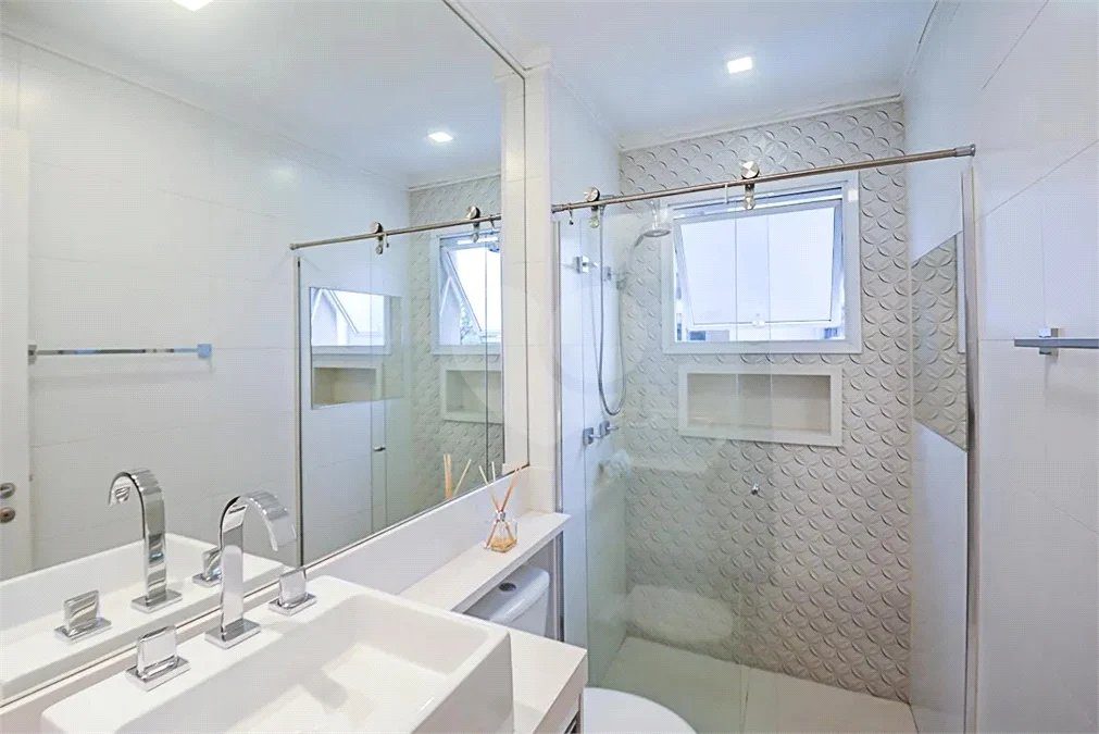 Espaço, conforto e uma localização privilegiada fazem deste apartamento mobiliado no Baeta Neves, em São Bernardo do Campo, uma excelente opção para seu novo lar. Com 118 m², três dormitórios e quatro banheiros, o imóvel oferece ambientes amplos para acomodar a família e receber amigos com comodidad