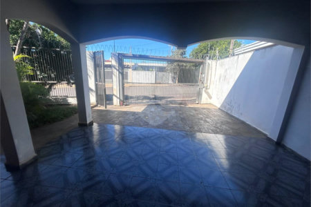 Casa espaçosa e confortável em um bairro tranquilo a venda.