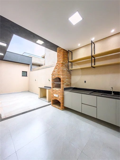 Indaiatuba - Jardim Bom sucesso - Área total: 150m² - Área construída: 115m² - 3 dormitórios sendo 1 suíte com armário planejado;Sala para dois ambientes; Banheiros com box gabinetes e espelhos; Área gourmet com churrasqueira a carvão e móveis planejados; Lavanderia coberta; Ar condicionado na sala