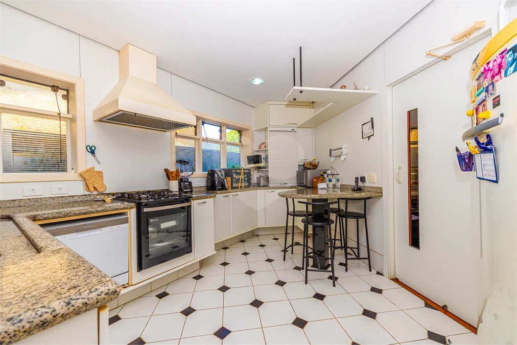 Casa à venda com 4 quartos, sendo 3 suítes, em Interlagos, São Paulo, SP