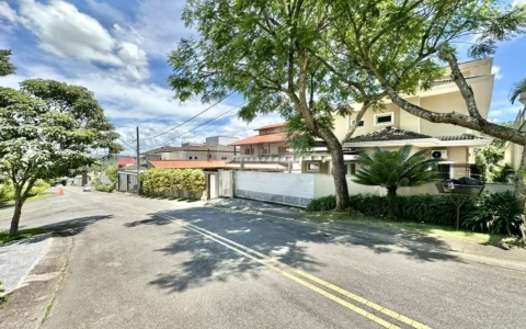 Casa em condomínio Impecável, 4 dorms / 2 suítes, varanda gourmet, piscina, 3 lareiras