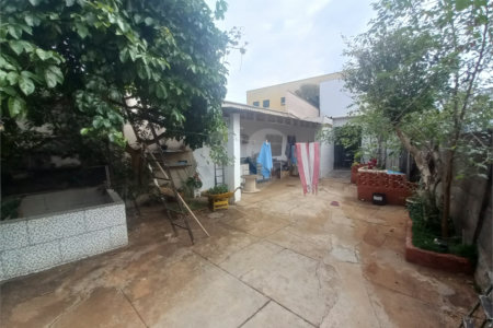 Sobrado para venda.