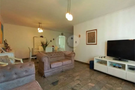 Sobrado à venda 241m² na Vila Mariana 04 dormitórios, 01 suíte e 03 vagas.