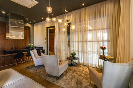 Itaim ! Studio ,muito bem localizado ! vaga de garagem !