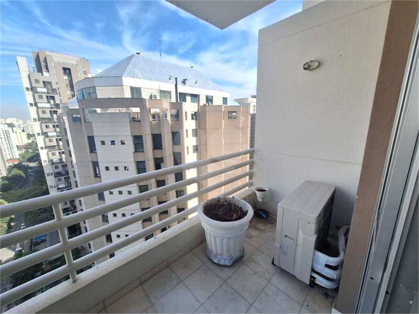 Apartamento para locação com 2 dormitórios, sendo 1 suíte com 02 vagas, totalmente climatizado nos 3 ambientes