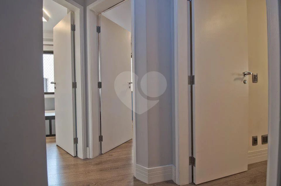 Linda cobertura Duplex om 3 dormitórios, sendo uma suíte com armários e ar condicionado e 2 vagas .