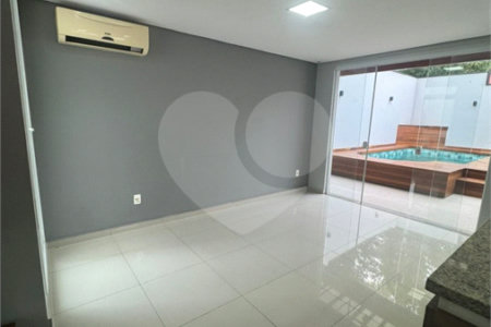 Indaiatuba- Vila Aurora -Condomínio Palm Tree Residence -Venda e Locação - R$ 7.000,00 - condominio - R$ 877,44- IPTU - R$ 211,64 - Pavimento Térreo: Sala de estar, sala de jantar, wc, cozinha, área de serviço, despensa. Pavimento Superior: Suíte com varanda e closet, 02 dormitórios e wc.social