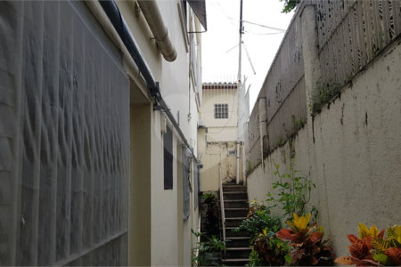 CASA TÉRREA A VENDA COM 06 APARTAMENTOS PARA LOCAÇÃO - ÓTIMO PARA INVESTIDOR - PRAÇA ARVORE