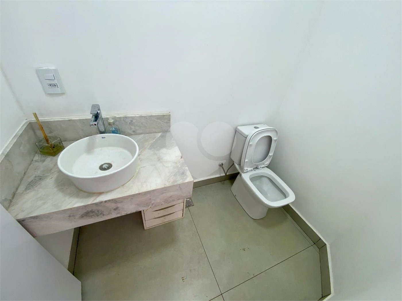 Sobrado á venda com 03 suítes, no Residencial Villeneuve em São Carlos-SP.