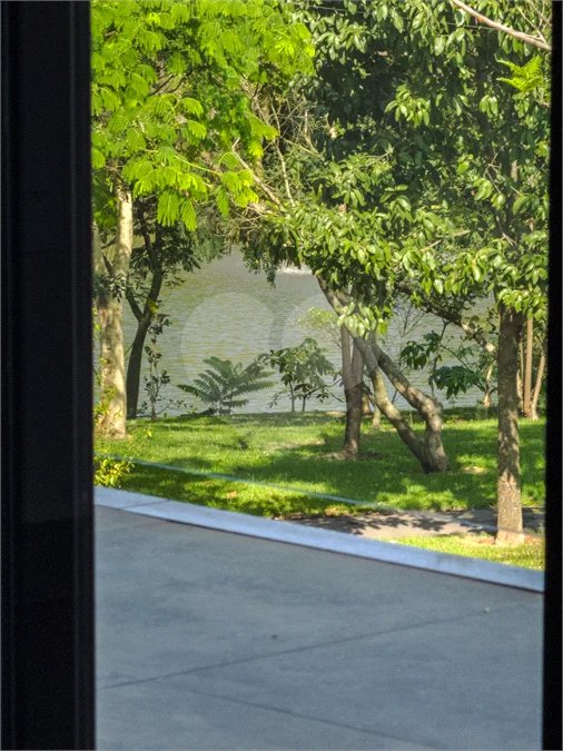 Indaiatuba - Condomínio Milano - Sobrado - 350 m² de terreno - 240 m² de área construída - 4 vagas de garagem, sendo 2 cobertas - Salas de estar e jantar integradas - 3 suítes com closet e varanda no pavimento superior - Escritório no térreo - Espaço gourmet com churrasqueira - Banheiro externo