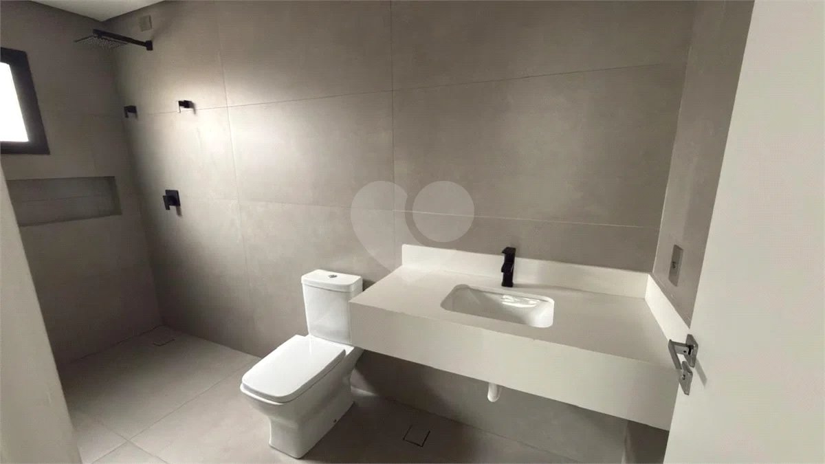 Sobrado de alto padrão no Swiss Park, totalmente reformado, com 4 suítes, piscina, elevador, espaço gourmet, 4 vagas e condomínio com lazer completo.