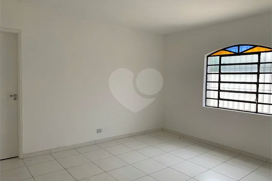 Casa espaçosa com 3 quartos, suíte, quintal e 2 vagas na Vila Santa Catarina