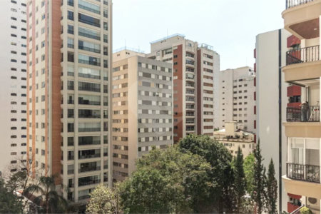 Este elegante apartamento em Higienópolis oferece 224m² de área muito bem distribuída, perfeito para quem valoriza conforto