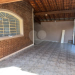 Casa térrea com 3 dormitórios, sendo 1 suíte.