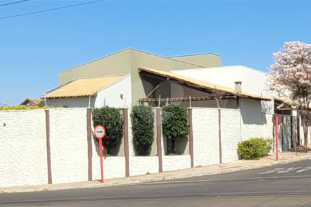 Casa Exclusiva com Pé-Direito Alto e Área Gourmet no Jardim Paraíso