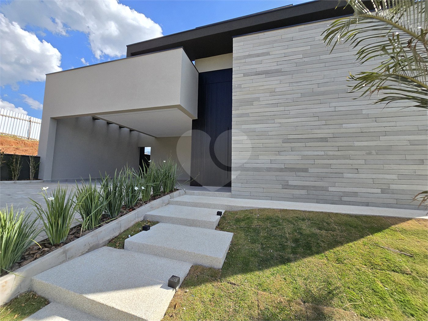 Maravilhosa Casa térrea em condomínio fechado no Portal Lamis, com 3 suítes, piscina privativa e persianas elétricas em excelente condomínio com salão de festas, piscina, quadras de tênis, beach tênis e campo de futebol. Vista cinematográfica da Pedra Grande.