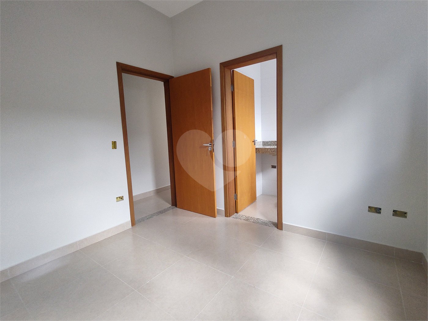 Casa térrea em Atibaia com 3 suítes, sala 2 ambientes, 2 vagas garagem, excelente localização, pronta para morar