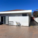 Casa espaçosa e confortável em um bairro tranquilo a venda.