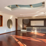 Casa à venda com 6 dormitórios, 3 suítes, piscina, área gourmet, hidromassagem, lareira, varanda e 6 vagas de garagem. Conforto e lazer para toda a família!