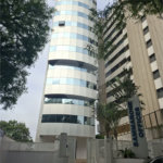 SALA COMERCIAL DE 90 M² COM 12 BAIAS, SALA DE REUNIÃO, AR-CONDICIONADO CENTRAL E 2 VAGAS!