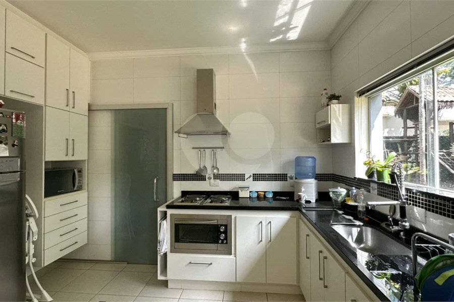 Casa em Condomínio Fechado com 4 suítes e área de lazer completa.