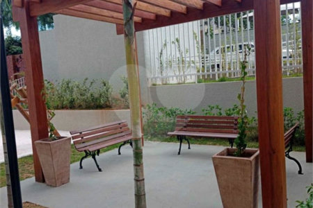 Apartamento no Condomínio Parque dos Jacarandás.
