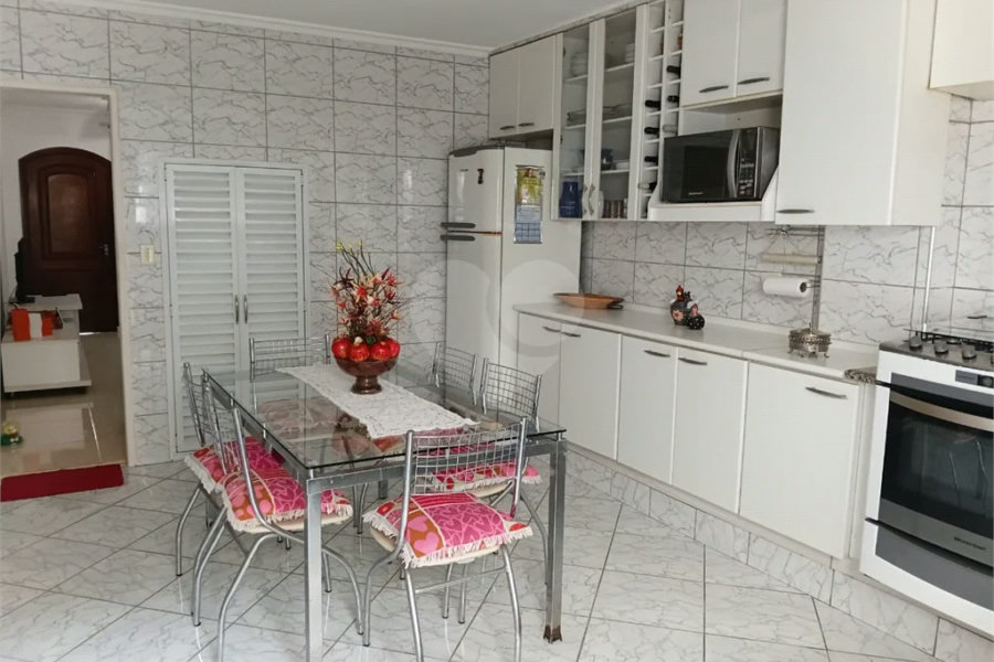 Sobrado em condomínio fechado com 3 dormitórios e 100m2