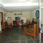 Sobrado com 4 quartos sendo 2 suítes.