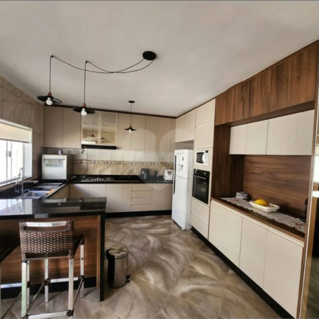 CASA EM CONDOMÍNIO FECHADO COM 220M² Área Construída e 1500m² de Area Total com 4 Suítes. Cond Village de Atibaia - Atibaia -Sp