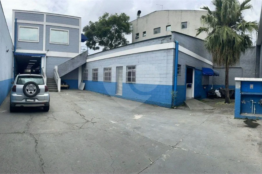 Galpão de 680 M² a 01 km da Rodovia Anchieta.