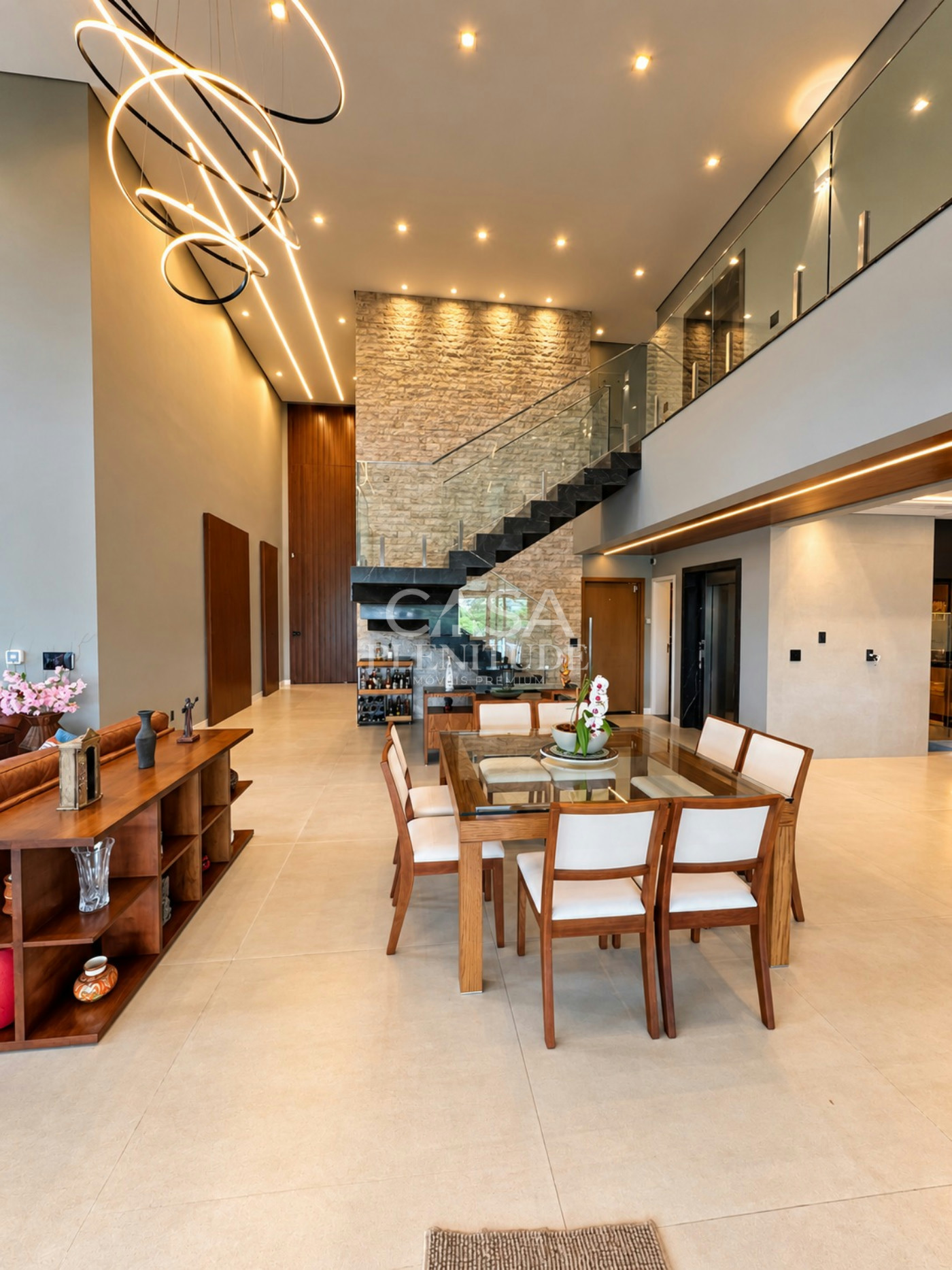 Casa nova no Saint Patrick com 926 m², 5 suítes, elevador e piscina aquecida, saúna em Sorocaba
