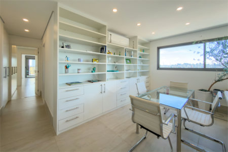 Apartamento de 03 dormitórios sendo 02 suítes com 02 vagas de garagem.