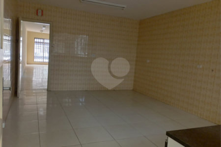 Sobrado em Santo Amaro com 3 dormitórios, uma suíte e 5 vagas