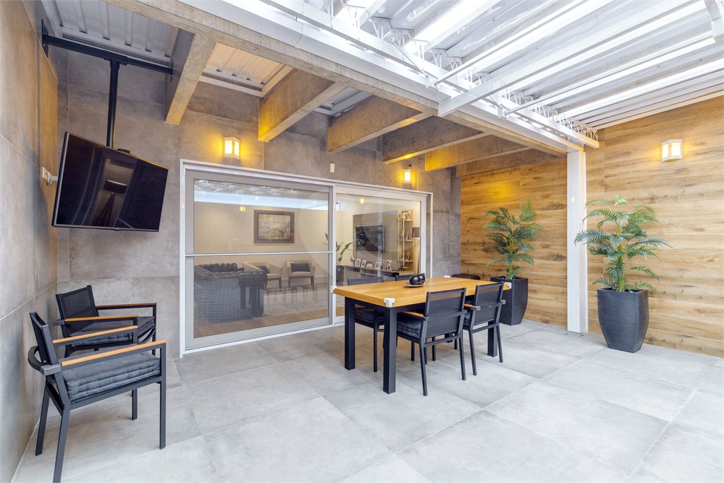 Casa à venda com 4 quartos, sendo 2 suítes, no condomínio Residencial Vila Lagos, São Paulo - SP