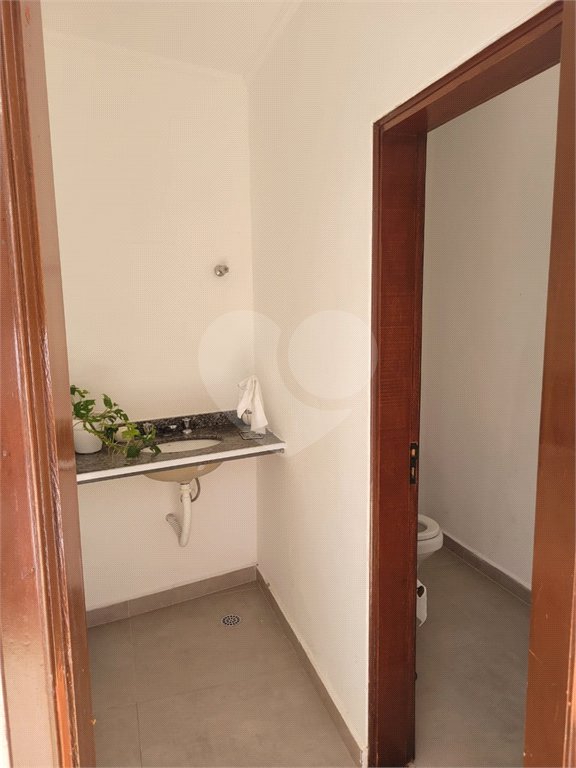Sobrado com 14 metros de frente , na Região do Jardim Guapira , próximo ao Clube Guapira com 5 dormitórios, sendo 3 suíte com armários embutidos ,banheiro social, Sala para 2 ambientes, escritório com banheiro .cozinha ampla com armários, área de serviço ,dispensa, quintal com banheiro externo c