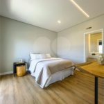 Indaiatuba - Condominio Villa Sapezal - 318 m² de Terreno - 230 m² de Área Construída - 3 suítes, sendo 1 Master com closet planejado - Sala de TV - Sala de estar integrada à Sala de jantar - Cozinha com móveis planejados - Despensa - Escritório planejado - Lavabo - Piscina com preparação para aquec