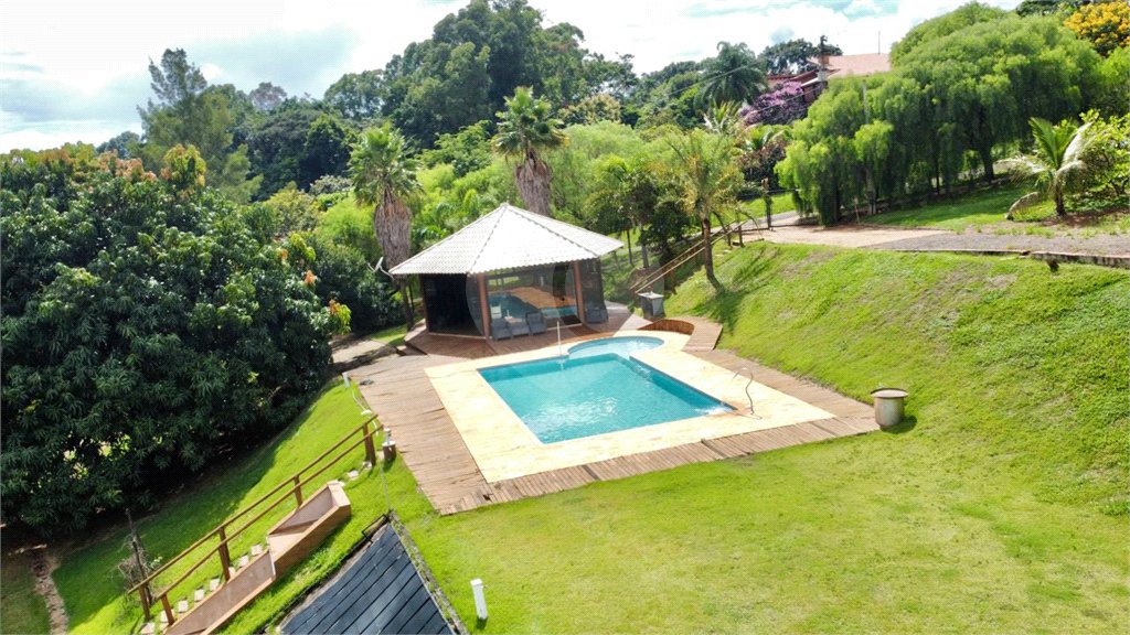 Chácara à venda no Condomínio Itaipu com chalé e vista privilegiada!