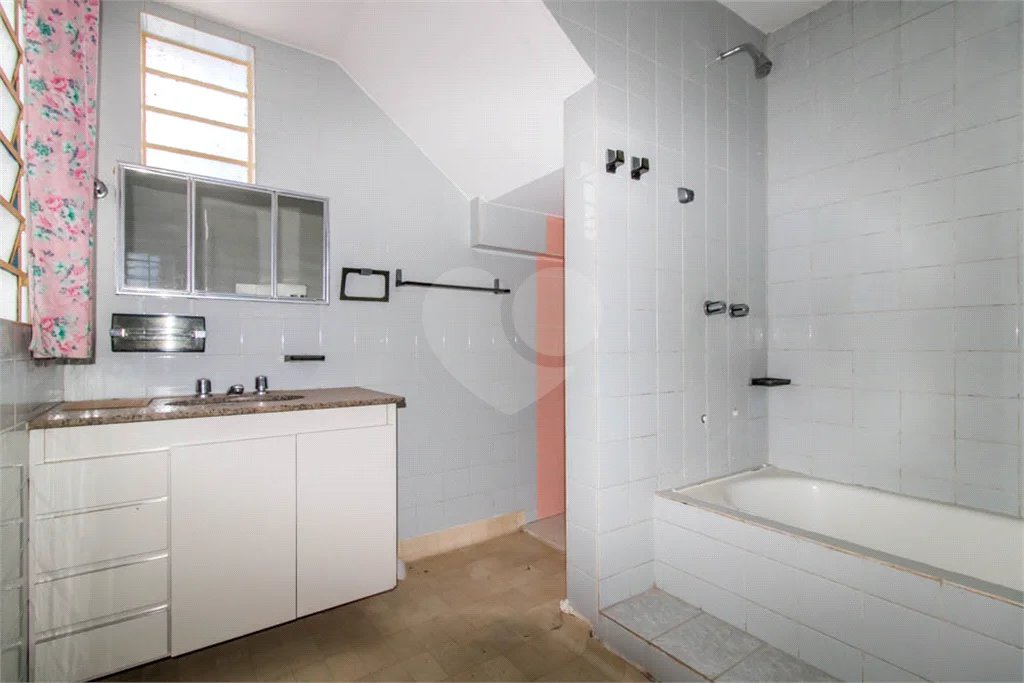 Casa à venda em Moema de 280m² com 4 dormitórios, sendo 1 suíte e 2 vagas de garagem.