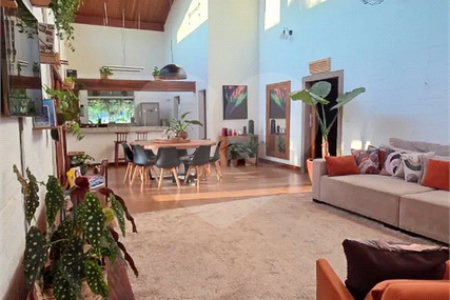Refúgio de Alto Padrão em Condomínio Fechado: Natureza, Charme e 5.500m² de Terreno