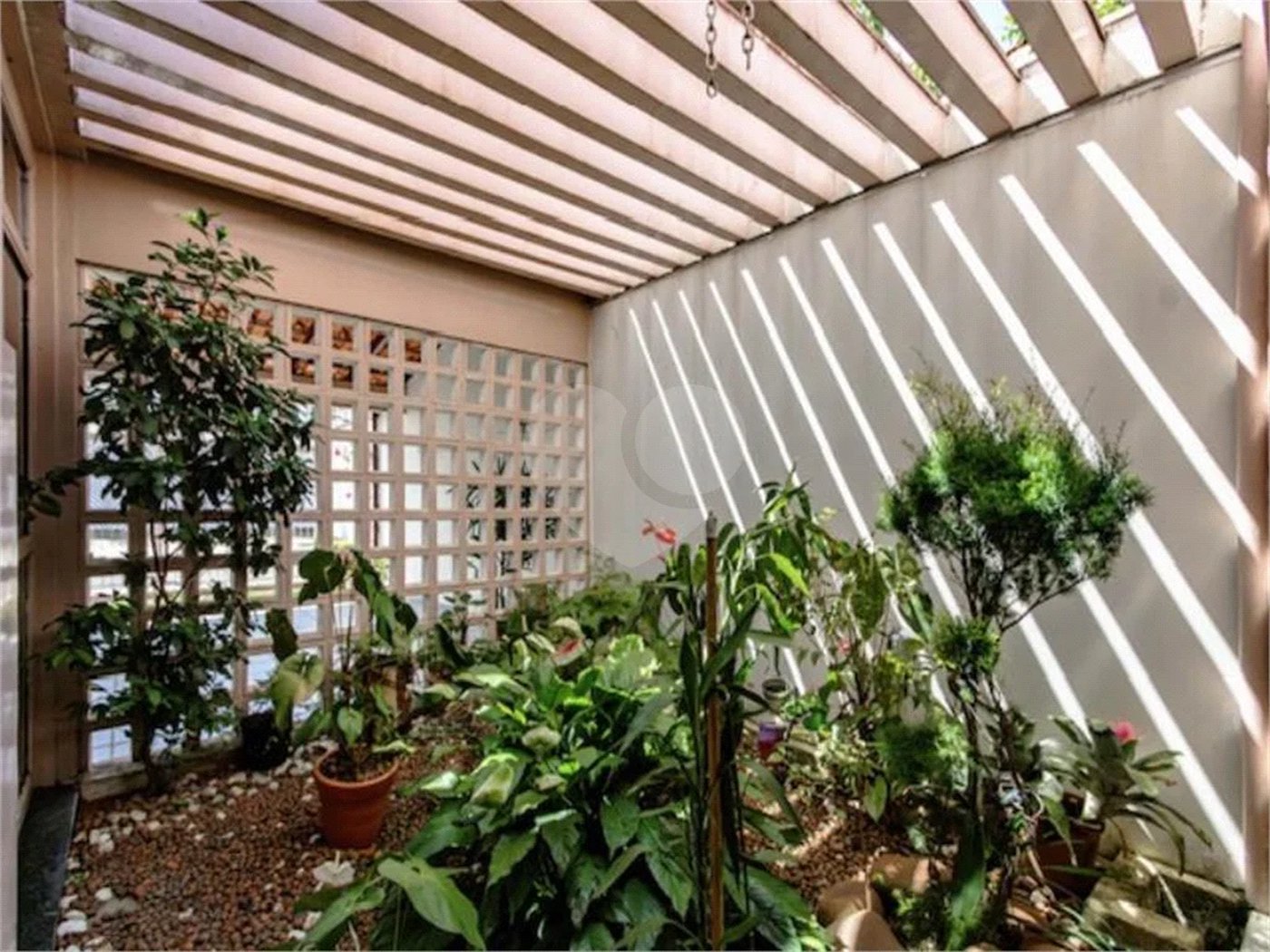 Casa para locação no Jardim da Saúde – São Paulo Imóvel amplo e elegante, com 360 m² de área construída em terreno de 400 m²