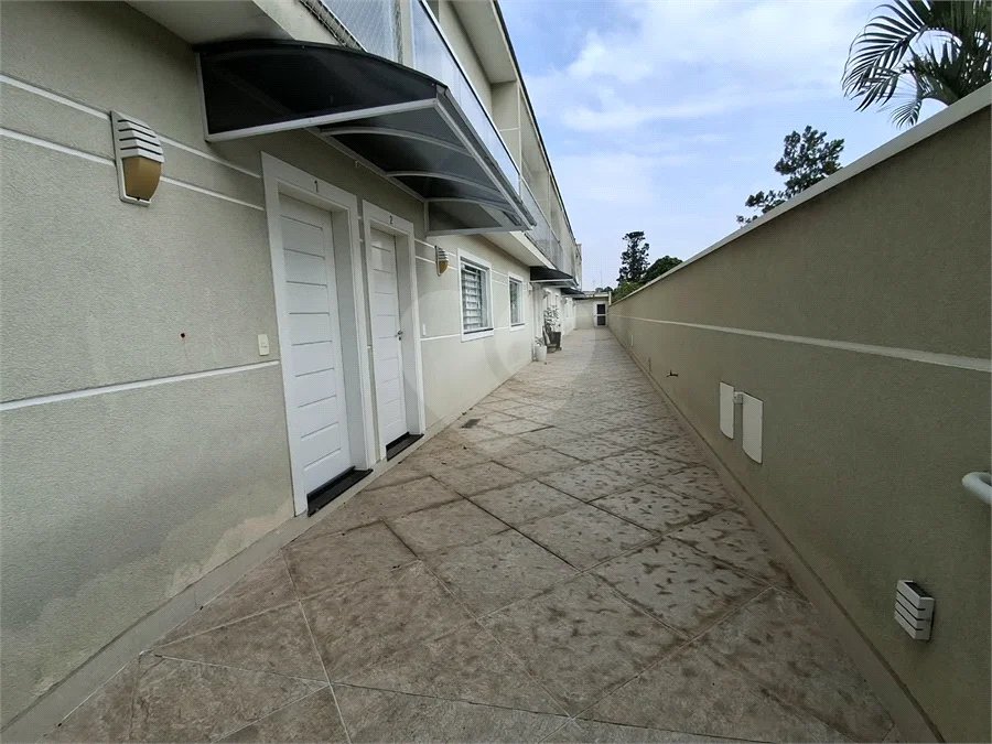 Casa à venda com 3 quartos, sendo 1 suíte, no condomínio Vila Arnoni, São Paulo - SP