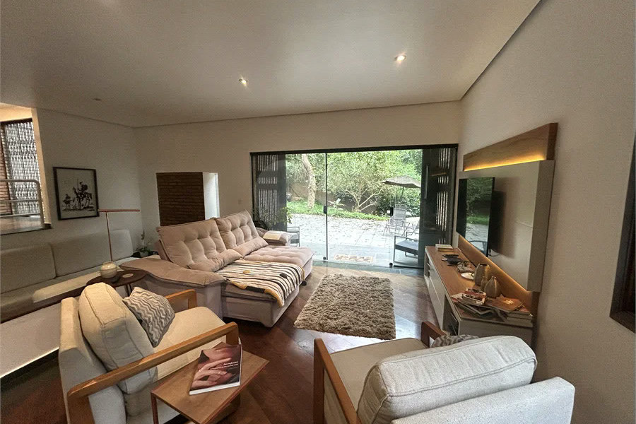 Casa em condomínio com 3 dormitórios, 01 suíte, garagem para 06 carros, área gourmet, piscina.
