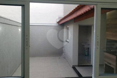 Sobrado novo com 3 suítes, 4 vagas, espaço gourmet com churrasqueira, jardim de inverno e acabamento premium. Conforto, modernidade e sofisticação.
