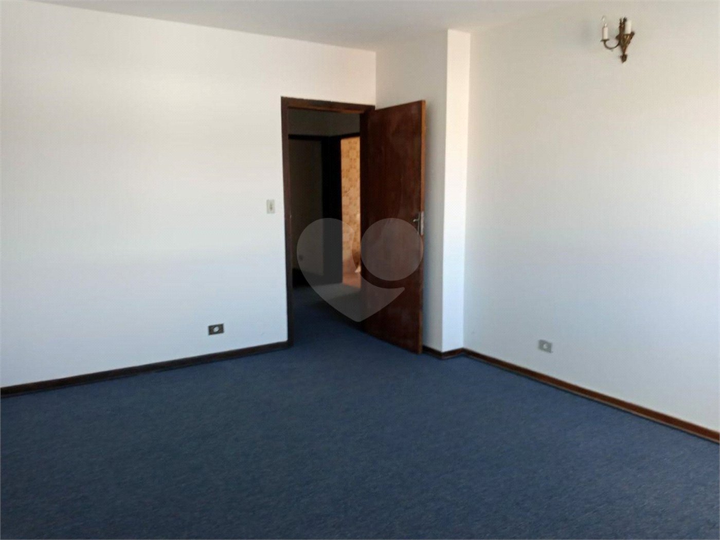 Casa com 4 dormitórios e 4 vagas.