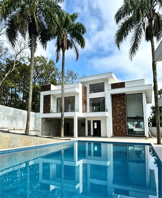 Venda moderna nova em Condomínio na Serra da Cantareira.
